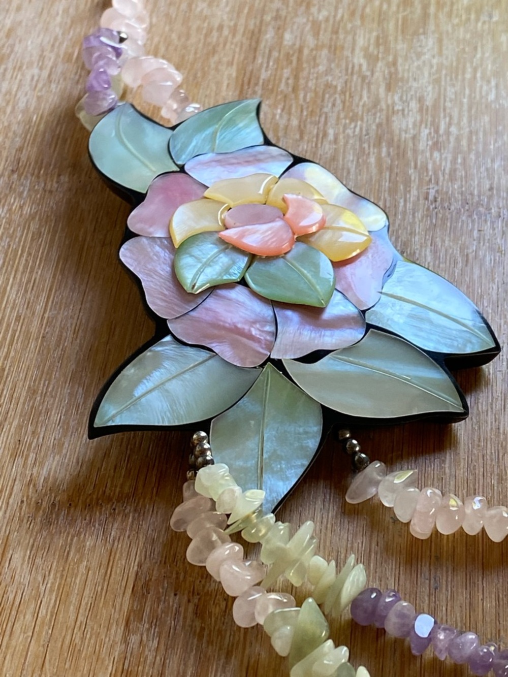 Vtg Lee Sands Mother of Pearl Inlay Flower Necklace with Natural Gemstones - Picture 5 of 16